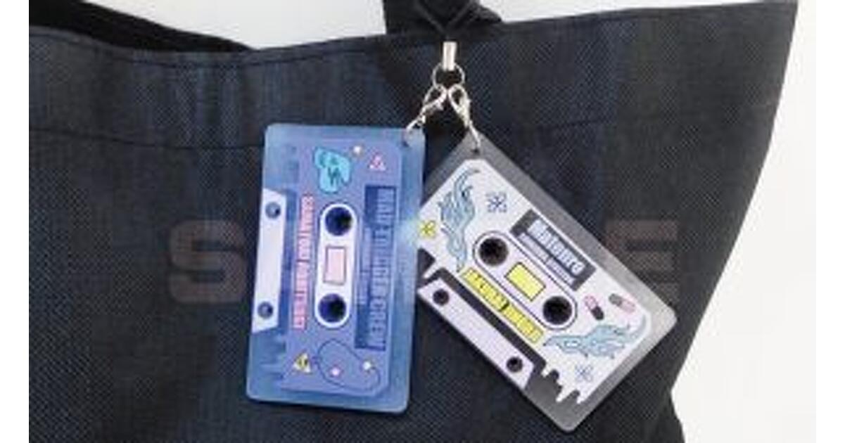 ヒプマイ』レトロなカセットテープデザインのラバーストラップ