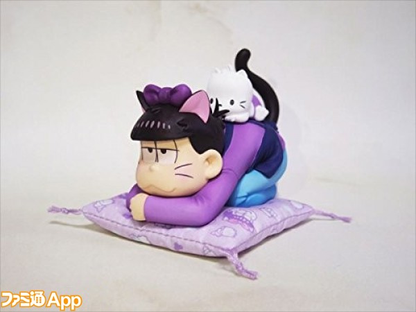 おそ松さん サンリオキャラクターズコラボの一松の文鎮 メモスタンドが登場 ビーズログ Com