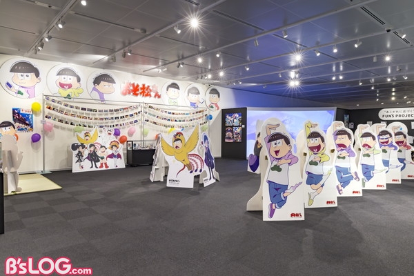 おそ松さん 6つ子の部屋再現やパネル展示など盛りだくさん 物販イベント 松野商店 開催中 ビーズログ Com