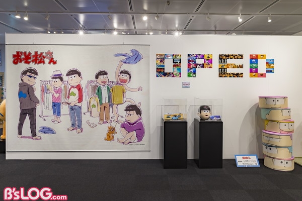 おそ松さん 6つ子の部屋再現やパネル展示など盛りだくさん 物販イベント 松野商店 開催中 ビーズログ Com