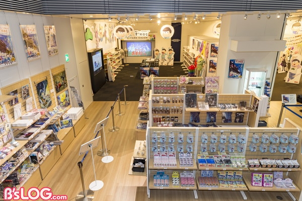 おそ松さん 6つ子の部屋再現やパネル展示など盛りだくさん 物販イベント 松野商店 開催中 ビーズログ Com